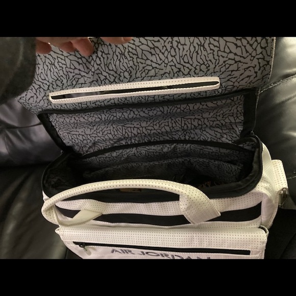 Authentic Michael Jordan White DJ Messenger Bag - Picture 5 of 5